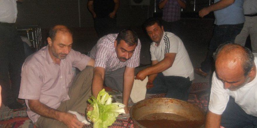 Gölbaşı’nda Tüfek Atıcıları Demokrasi Nöbeti Tutanlara Çiğ Köfte Dağıttı