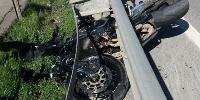 Kontrolden Çıkan Motosiklet Bariyerlere Çarptı: 1 Yaralı