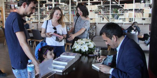 Yazar Sinan Akyüz Gerçek Bir Hikayeyi Anlattığı Kitabının İmza Gününde Okurlarıyla Buluştu