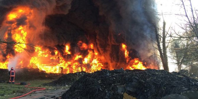 Lastik Deposu Yangını Kontrol Altına Alındı