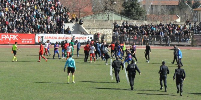 Uşak’ta Saha Karıştı, Maç Yarıda Kaldı
