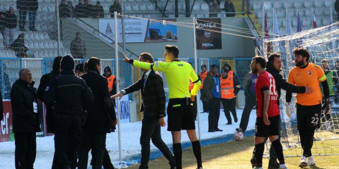 Bb. Erzurumspor - Kocaeli Birlikspor Karşılaşmasında Saha Karıştı