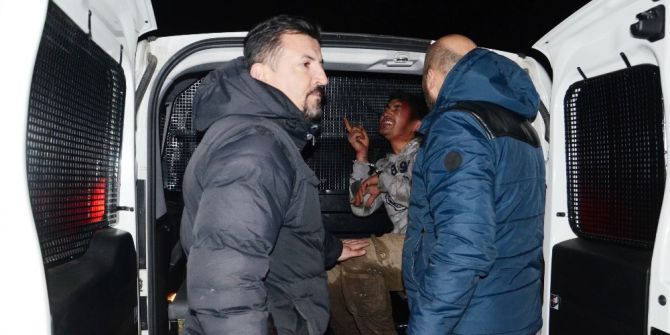 Kimlik Soran Polisin Arabasını Taşladı