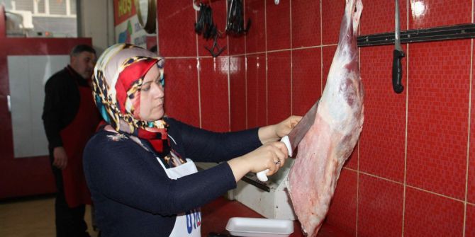 Siirt’in İlk Kadın Kasabı Erkeklere Taş Çıkarıyor