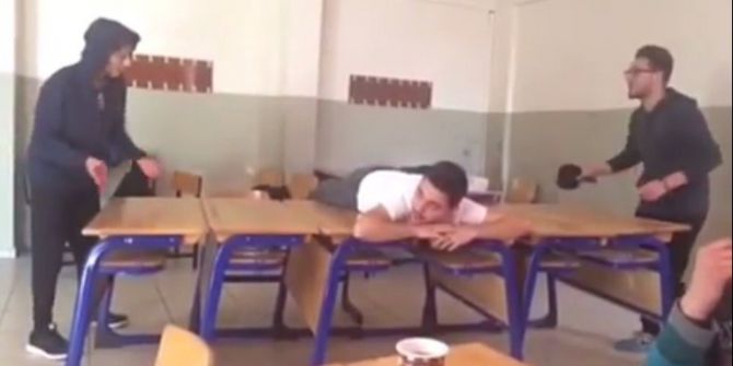 Sıraları Masa, Arkadaşlarını File Yapıp Masa Tenisi Oynadılar