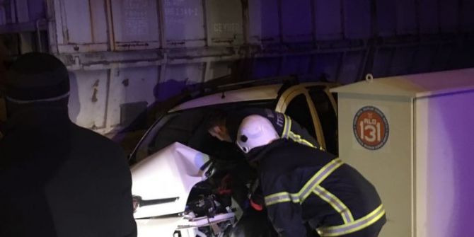 Tren Hemzemin Geçitte Otomobile Çarptı: 2 Yaralı