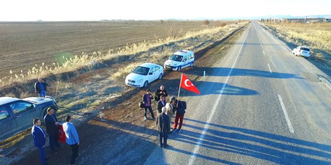 Türk Bayrağıyla Ömer Halisdemir’in Mezarına Yürüyor