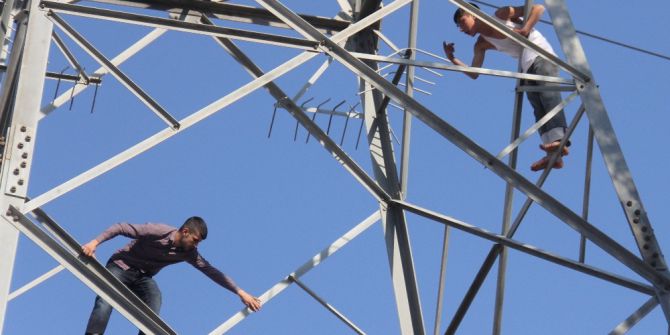 Yüksek Gerilim Hattı Direğinde İntihar Kovalamacası