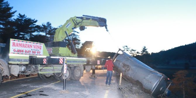 Maden Taşıyan Tır Şarampole Devrildi