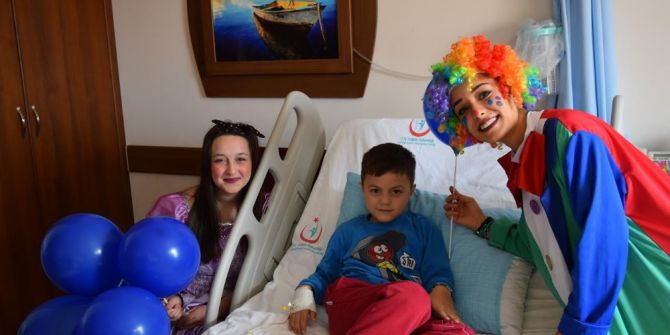Manavgat’ta Tedavi Gören Çocuklara Palyaço Sürprizi