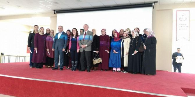 Aile Eğitimine Katılanlar Belgelerini Aldı