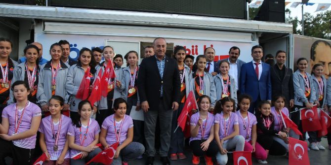 Bakan Çavuşoğlu’ndan Finike’ye Gençlik Merkezi Sözü