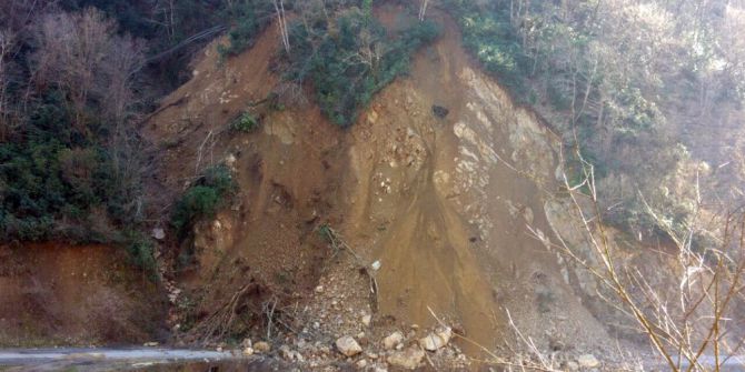 Beldeye Ulaşımı Sağlayan Yolda Heyelan Devam Ediyor