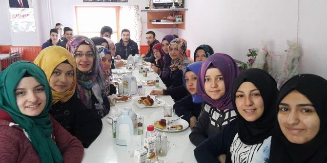 Öğrencilerin Alman Usulü Moral Kahvaltısı