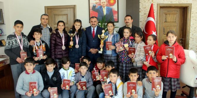 Satranç Şampiyonlarından Başkan Cabbar’a Ziyaret