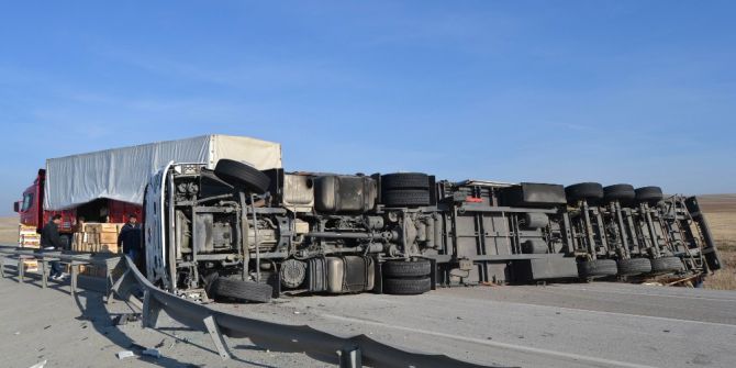 Limon Yüklü Tır Devrildi: 1 Yaralı