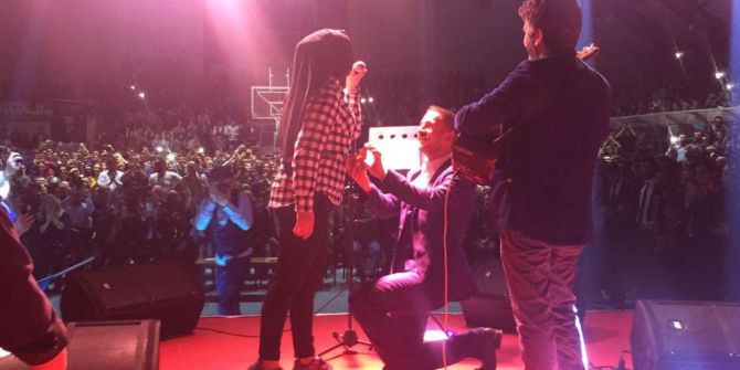 Konserde Evlenme Teklifinde Bulundu Ve “Evet” Yanıtını Aldı