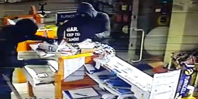 50 Saniyede 50 Bin Tl Değerinde Cep Telefonu Çaldılar