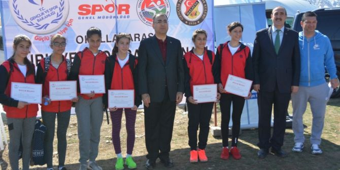 Vali Toprak, Okullararası Kros Müsabakalarını İzledi