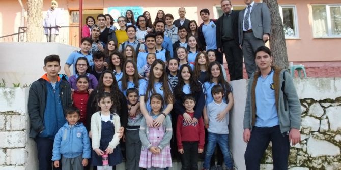 Burhaniye’ De Liseli Gençlerin Kardeş Okul Ziyareti