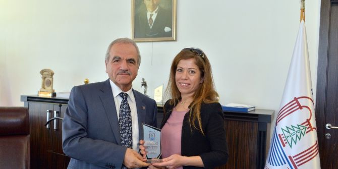 Rektör Harmandar’dan Akademisyene Plâket