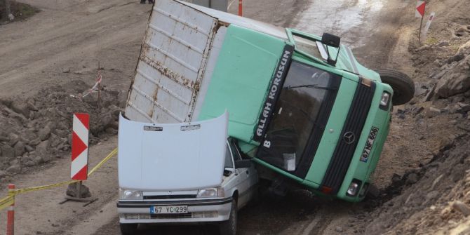 Kamyon Otomobilin Üzerine Devrildi
