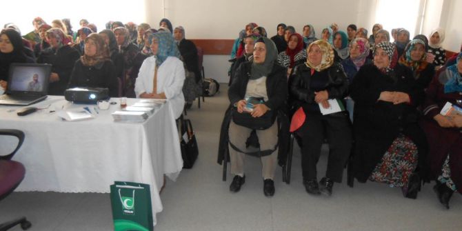 Altındağlı Kadınlar Yeşilay Rozeti Taktı