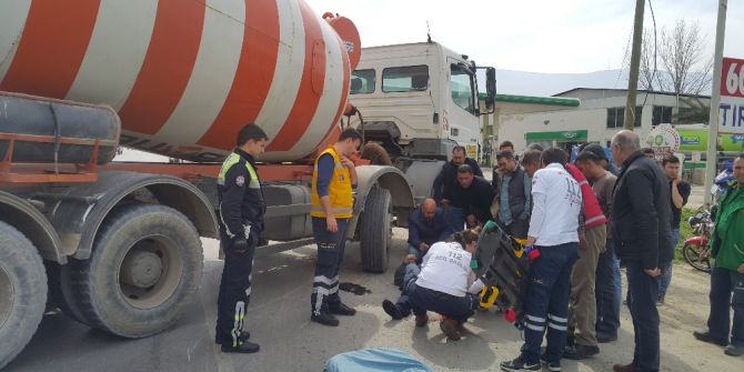 Beton Mikseri İle Çarpışan Motosikletli Ölümden Döndü