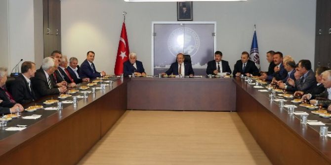 Başkan Gümrükçüoğlu, Yomra Muhtarlarıyla İstişare Toplantısı Gerçekleştirdi