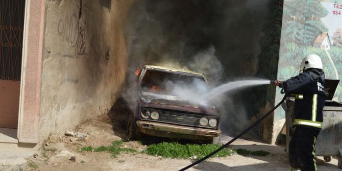 Otomobil Trafonun Yanında Alev Alev Yandı