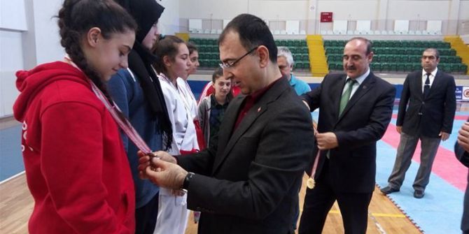 Ödüllerini Valinin Elinden Aldılar