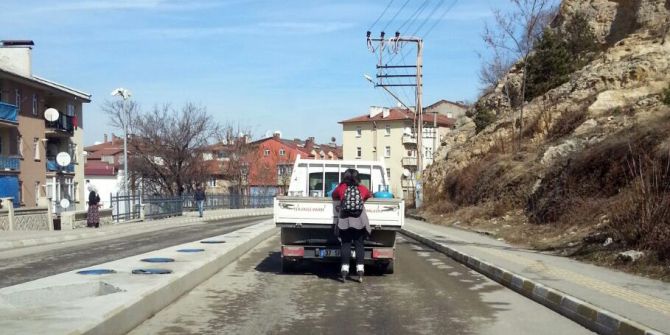Paten Kayan Genç Kızın Kamyonet Arkasında Tehlikeli Yolculuğu