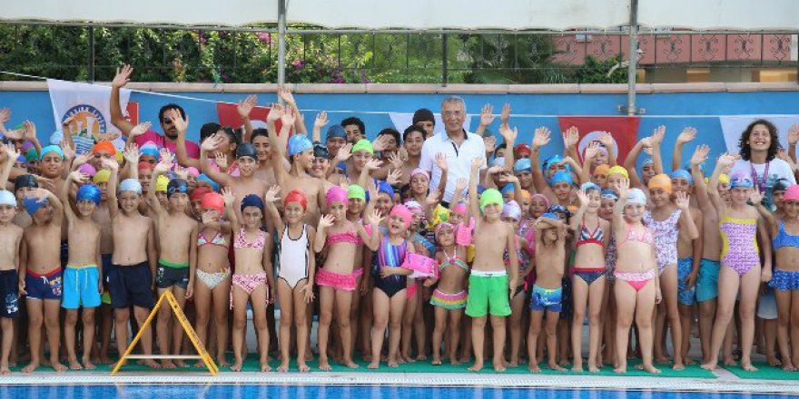 Mezitli Belediyesi, 4-60 Yaş Arası Kursiyerlere Yüzme Öğretti