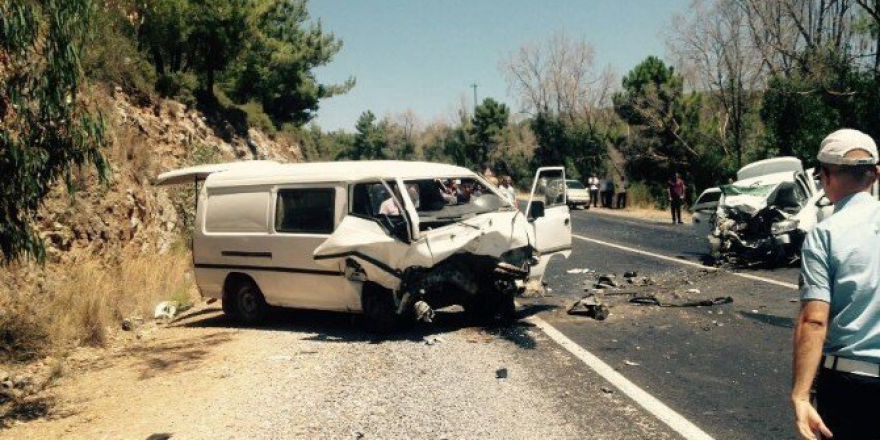 Kuşadası’nda Trafik Kazası, 2 Ölü 3’ü Ağır 7 Yaralı