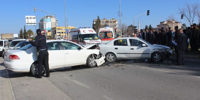 Otomobiller Çarpıştı: 3 Yaralı