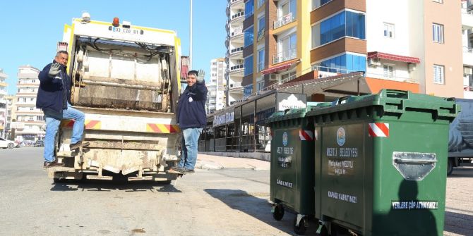 Mezitli’ye Yeni Nesil Plastik Çöp Konteynerleri Yerleştiriliyor
