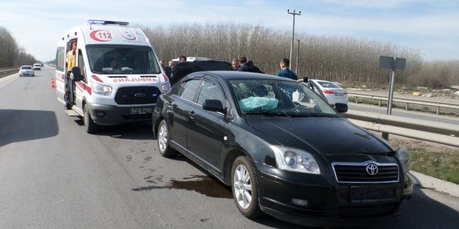 D-100’de Kamyonet Otomobile Çarptı: 4 Yaralı