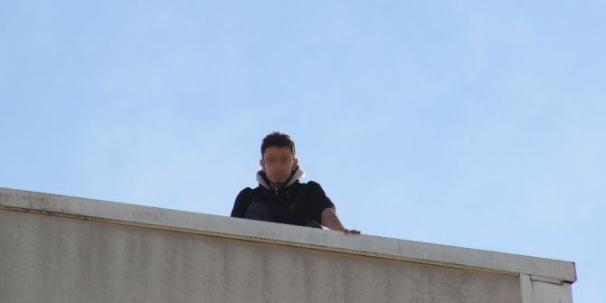 Polis İndirmekten, O Çıkmaktan Vazgeçmedi