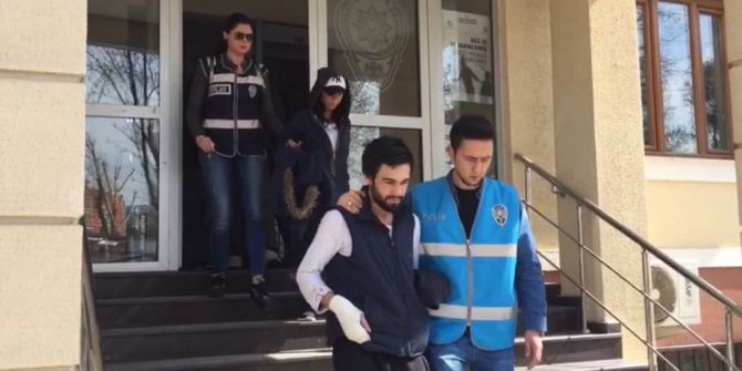 Hırsızlık Suçundan Adliyeye Sevk Edilen Kadın, Gazetecilere Dil Çıkarttı