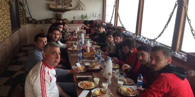 Ak Gençlerden Bileciksporlu Oyunculara Moral Yemeği
