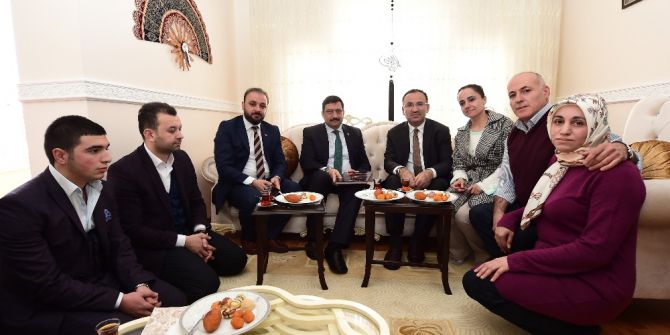 Bakan Bozdağ Keçiören’de Şehit Ailelerini Ziyaret Etti