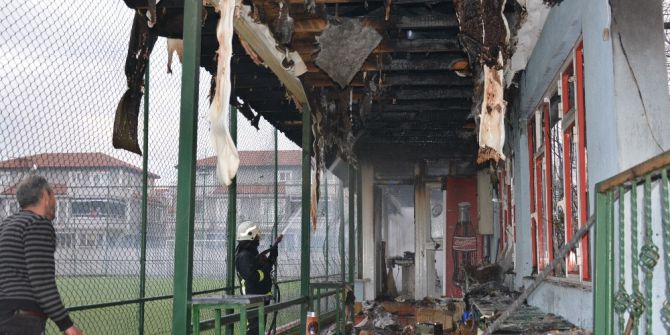 Halı Sahada Yangın Korkuttu