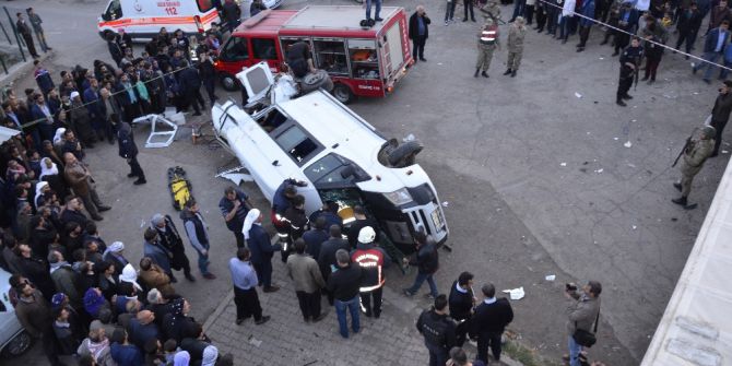 Siverek’te Tır Yolcu Minibüsüne Çarptı: 1 Ölü, 14 Yaralı