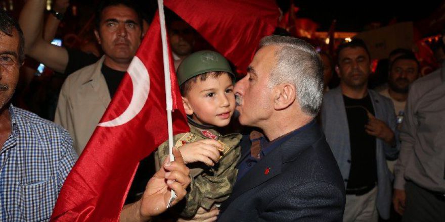 Demokrasinin ’Kamçı’sı Oldu