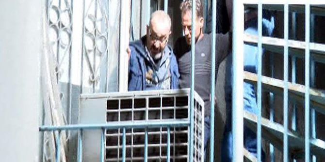 Çocuğunu Göremediği Gerekçesiyle Yangın Merdiveninin Tepesine Çıktı