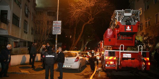 Kadıköy’de 4 Katlı Binanın Çatısı Alev Alev Yandı