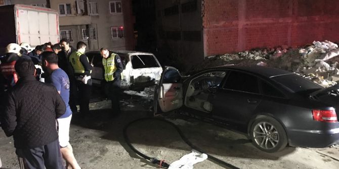 Bahçelievler’ De 2 Otomobil Yandı