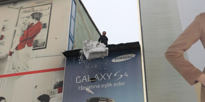 Binanın Çatısında Biriken Kar Yığını Çığ Gibi Düştü