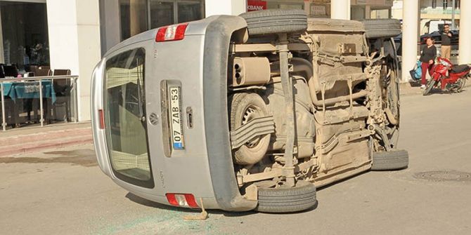 Yaşlı Sürücü Park Halindeki Araca Çarptı: 1 Yaralı