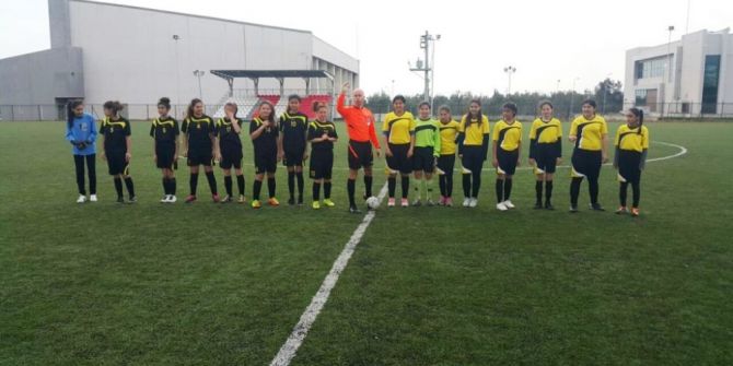 Ayvalık Gazi Ortaokulu Yıldız Kız Futbol Takımı Balıkesir 2.’si Oldu